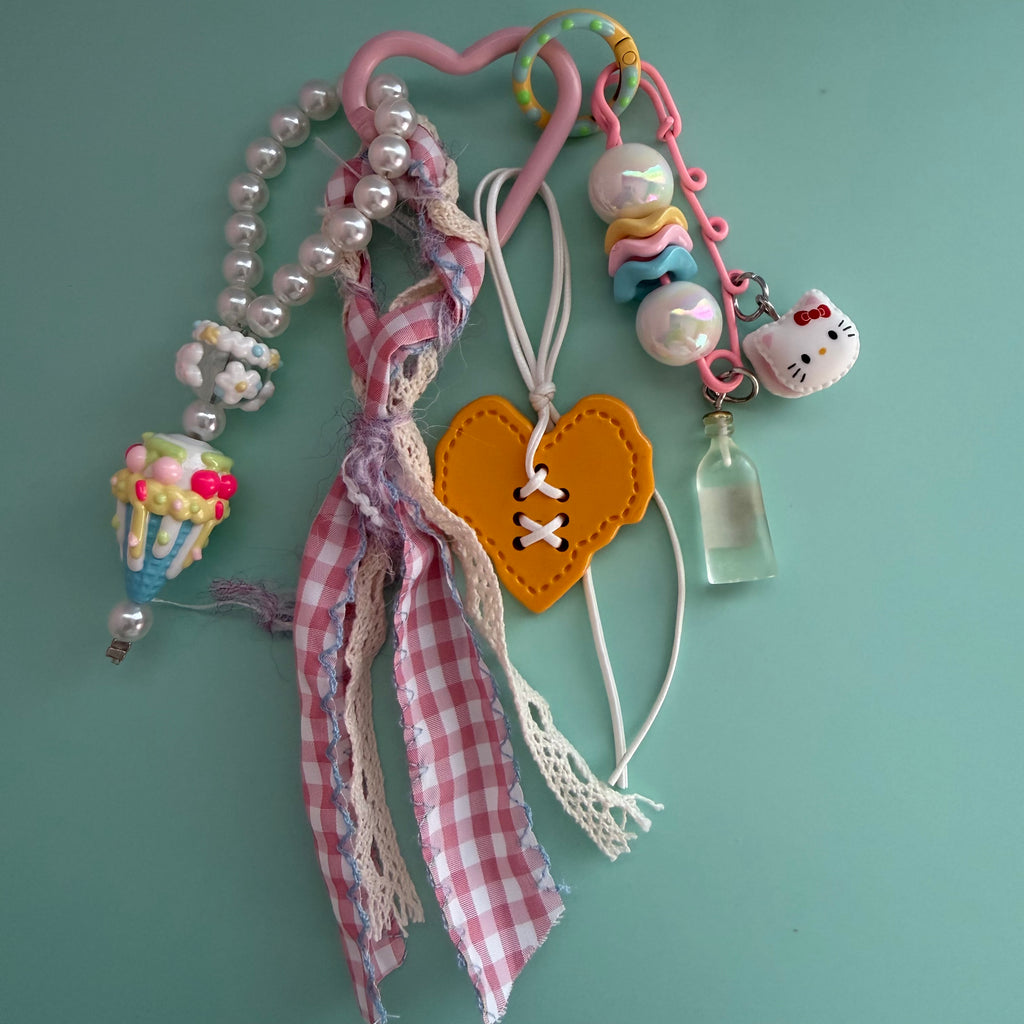 YELLOW HEART PICNIC KEYCHAIN | BAG CHARM