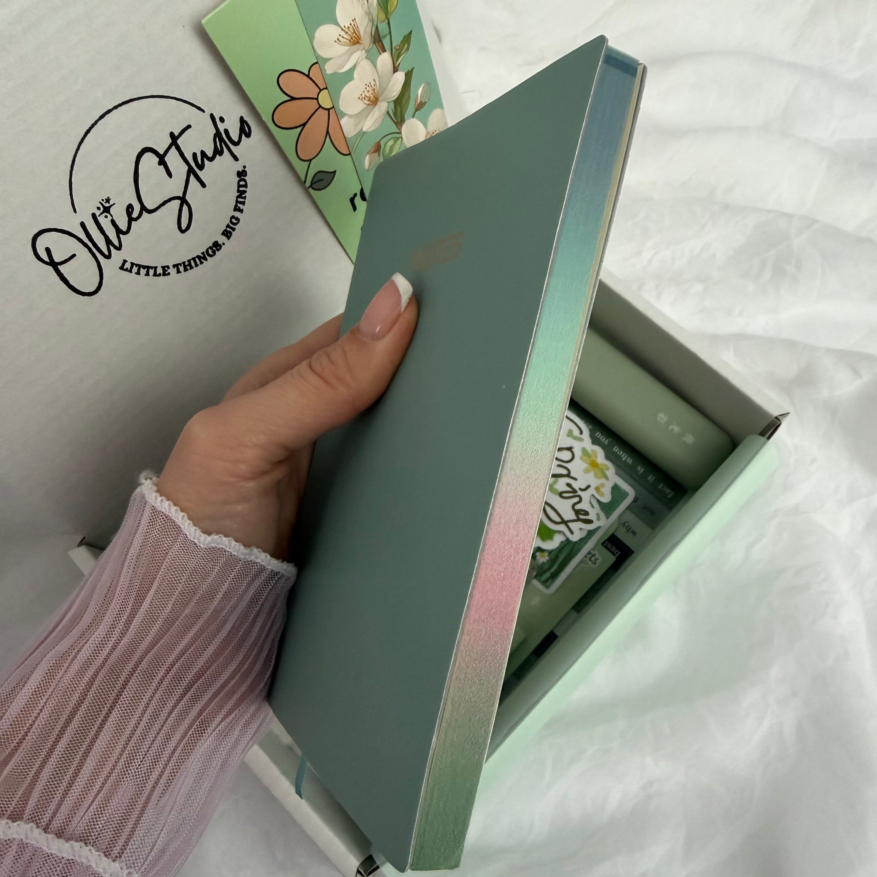 ESSENTIAL STATIONERY SET - GREEN MEADOW | STATIONERY GIFT SET FOR HER | NATURAL EVERYDAY DESK ESSENTIALS